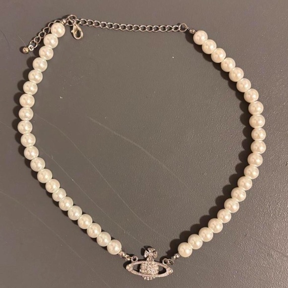 Elegant Pearl Necklace with Silver Saturn - Picture 1 of 3